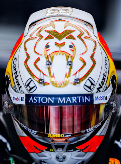 El piloto neerlandés de F1, Max Verstappen, sube al RB16.