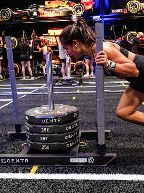 Účastník na trenérském kempu Red Bull Hyrox v Silverstonu ve Velké Británii.