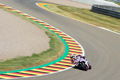 La imagen muestra a Jorge Martín durante el Gran Premio de Alemania de MotoGP en el circuito de Sachsenring en 2022.