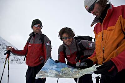 Robert Jasper (al centro) con Holger Heuber (sinistra) e Stefan Glowacz (destra) durante la spedizione della Baffin Island nel 2008