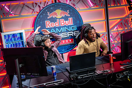 Los jugadores Gosain (izda.) y K-Wiss (dcha.) durante el Red Bull Golden Letters en el Red Bull Gaming Sphere de Londres, Reino Unido, el 26 de marzo de 2022.