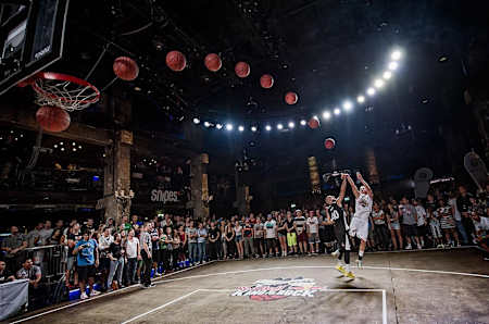 Red Bull King Of The Rock: Moving Action