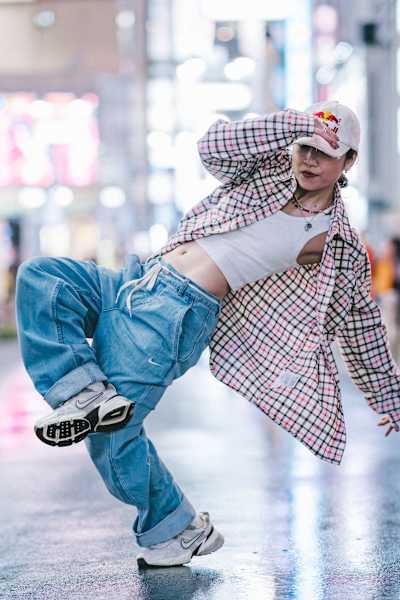 La B-girl Ami posa para un retrato en Shibuya el 8 de diciembre de 2024 para el anuncio de la Final Mundial Red Bull BC One 2025 en Tokio.