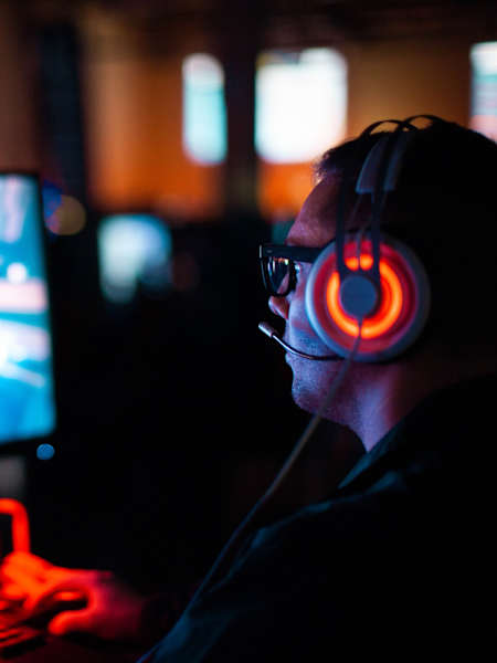 Imagen de un gamer jugando en un PC.