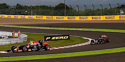 Les monoplaces filent à pleine vitesse sur le circuit de Suzuka lors du Grand Prix de Formule 1 du Japon.
