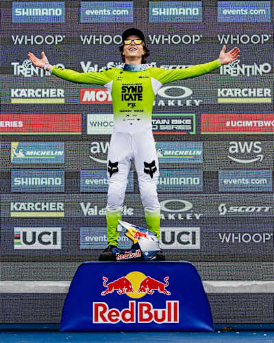 Jackson Goldstone célèbre sa victoire sur le podium de la Coupe du monde UCI de VTT 2025 à Val di Sole, en Italie.