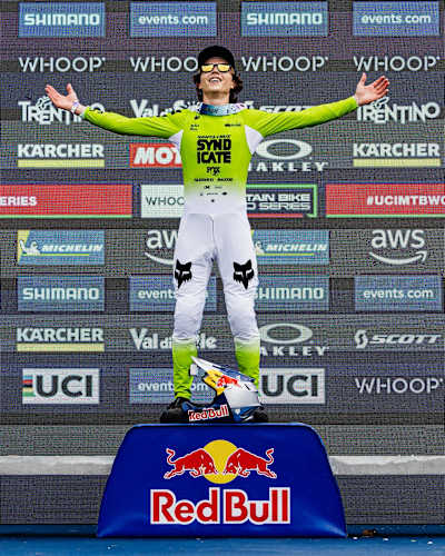Jackson Goldstone célèbre sa victoire sur le podium de la Coupe du monde UCI de VTT 2025 à Val di Sole, en Italie.
