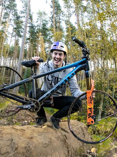 MTB Downhill Matt Jones rides jumps without tyres