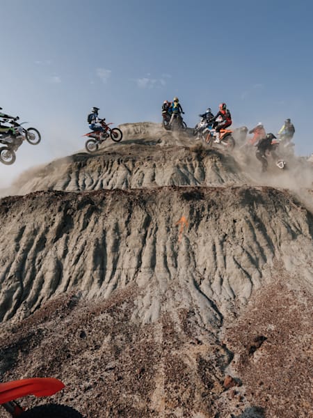 Die Motocross-Rider matchen sich bei Red Bull Outliers 2023. 