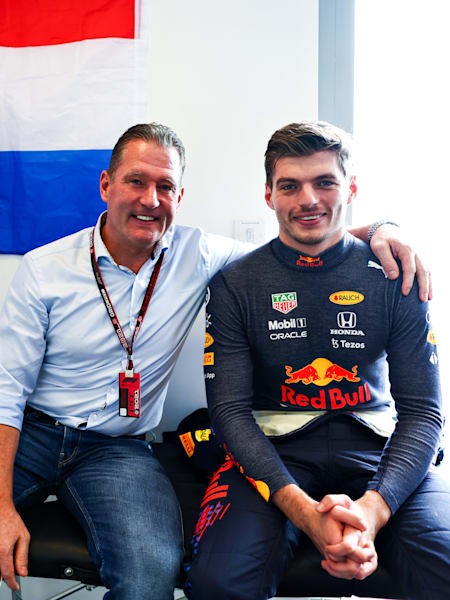 Jos Verstappen pozuje do zdjęcia z synem, Maxem Verstappenem z Red Bull Racing, w tle flaga Holandii
