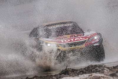 Stéphane Peterhansel, allias Monsieur Dakar dans son auto lors d'une étape du Rallye Dakar 2018.