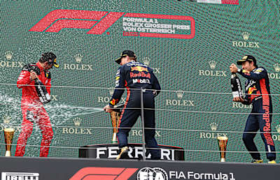 Max Verstappen, Charles Leclerc et Sergio Pérez célèbrent sur le podium du Grand Prix d'Autriche de Formule 1 2023 sur le circuit de Spielberg.