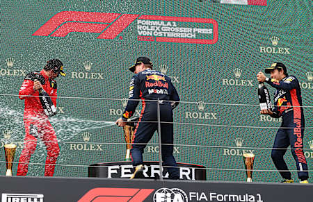 Max Verstappen, Charles Leclerc et Sergio Pérez célèbrent sur le podium du Grand Prix d'Autriche de Formule 1 2023 sur le circuit de Spielberg.