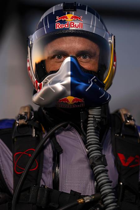 Sebastián Álvarez portant un casque sur mesure pour son projet de vol en wingsuit Red Bull Starman Mission. 