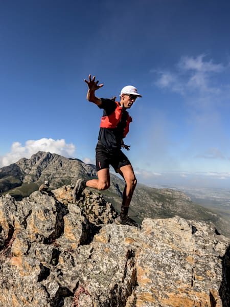 Ryan Sandes s'entraîne lors d'une séance de trail running à George, en Afrique du Sud, le 28 avril 2023.