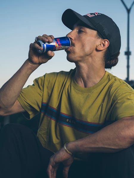 Danny León se refresca bebiendo una lata de Red Bull