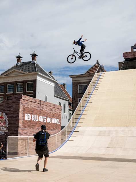 Alma Wiggberg påden spektakulära Red Bull District Ride-banan i Groningen, Nederländerna, den 25 juli 2026, framför den jublande publiken