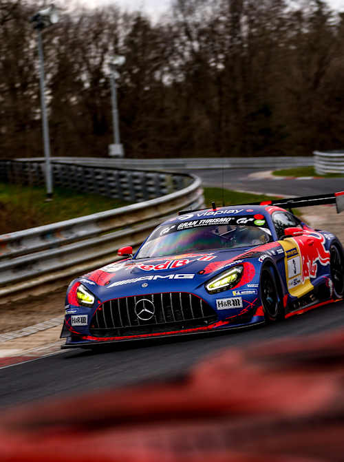 Max Verstappen fährt einen AMG Mercedes in den Farben von Red Bull bei der ADAC Nürburgring Langstrecken-Serie im März 2026.