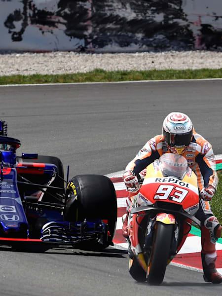 Un foto montaje de Marc Márquez y su MotoGP Repsol Honda Team y el monoplaza de F1 Toro Rosso.