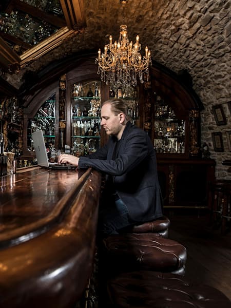 Kdo může říct, že sedí denně na baru a ještě za to bere peníze