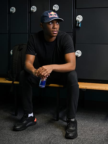 Il pro player FIFA Ryan Pessoa posa per una foto durante una sessione di allenamento al Red Bull Gaming Sphere di Londra, il 19 Novembre 2019.