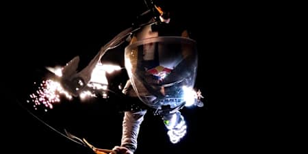 Skydiver der Red Bull Air Force im Nachthimmel über Marfa, Texas.