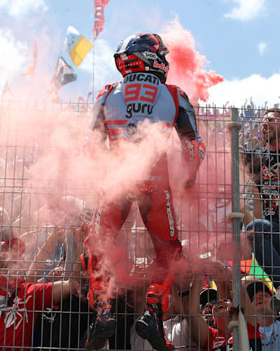 Marc Marquez świętujący z kibicami w Jerez