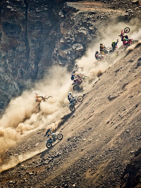 Muchos pilotos de Red Bull Erzbergrodeo no pasan de las primeras subidas.
