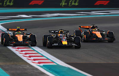 Max Verstappen, entouré de Lando Norris et Oscar Piastri lors du Grand Prix d'Abu Dhabi 2025.