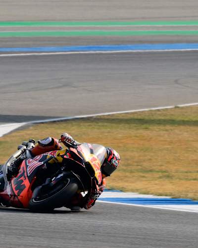 Maverick Viñales leans in on his Red Bull KTM during a fierce corner at the Chang International Circuit in the 2025 Thailand MotoGP, pushing the limits of MotoGP racing