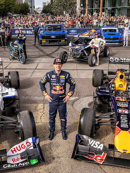 Patrick Friesacher oraz bolidy F1 podczas pokazów