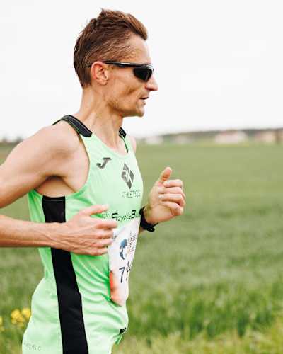 Darek Nożyński biegnie po zwycięstwo w biegu Wings for Life World Run 2022