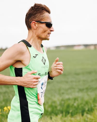 Darek Nożyński biegnie po zwycięstwo w biegu Wings for Life World Run 2022