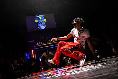 Bboy Nasty danse lors du Red Bull BC One City Cypher Nord 2023 à Saint-Rémy-lès-Chevreuse.