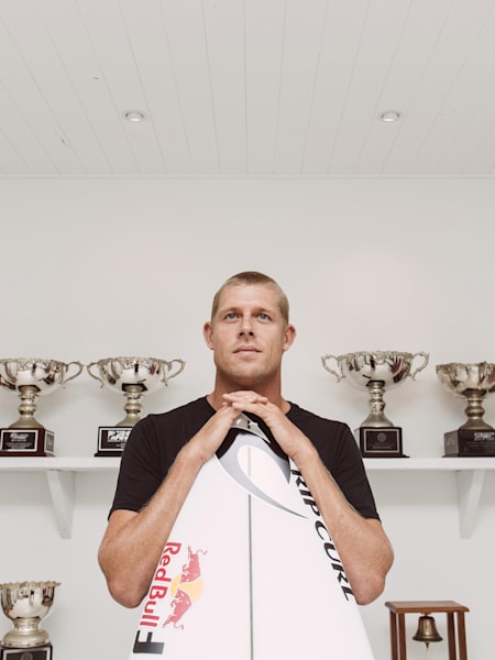 Fotografía de Mick Fanning con algunos de sus trofeos. El legendario surfista se retirará después del Rip Curl Pro Bells Beach, su evento favorito.