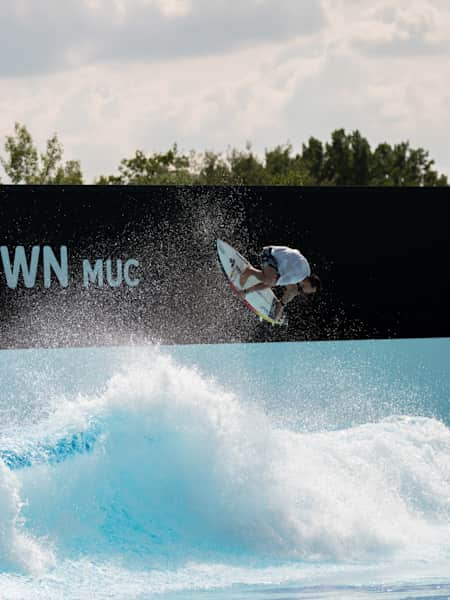 Profi-Surfer Leon Glatzer macht in der o2 SURFTOWN MUC, dem Wavepool in Hallbergmoos, einen Air.