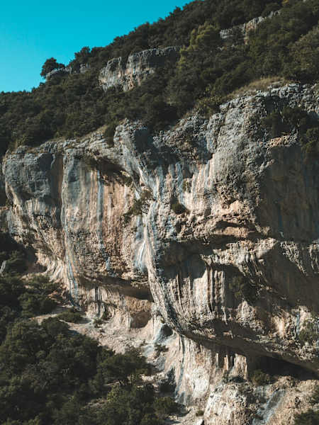 Jeremy Bonder a tenter d'escalader la voie 9a+ Super Crackinette à Saint-Léger-du-Ventoux en France.