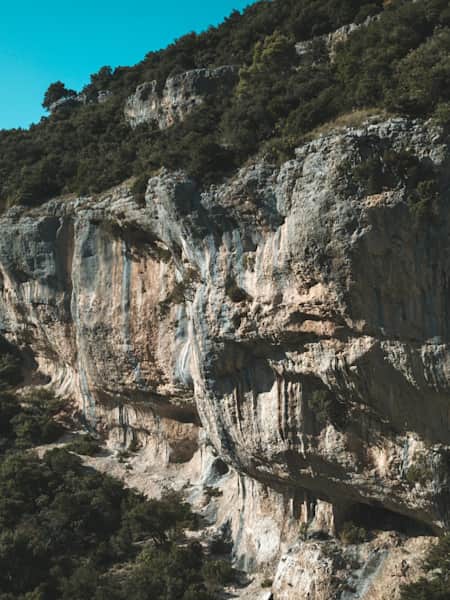 Jeremy Bonder a tenter d'escalader la voie 9a+ Super Crackinette à Saint-Léger-du-Ventoux en France.
