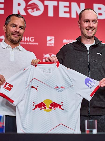 RB Leipzig'te Ole Werner'in tanıtım toplantısında Marcel Schäfer ve Ole Werner birlikte poz veriyor.