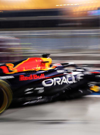 Le pilote Red Bull Racing Max Verstappen roule au volant de sa monoplace lors des essais de pré-saison du championnat du monde de Formule 1 à Bahreïn.