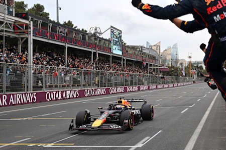 Max Verstappen (Oracle Red Bull Racing) franchit la ligne d’arrivée en vainqueur du Grand Prix de Formule 1 d’Azerbaïdjan 2025 à Bakou, sous les acclamations de son équipe.