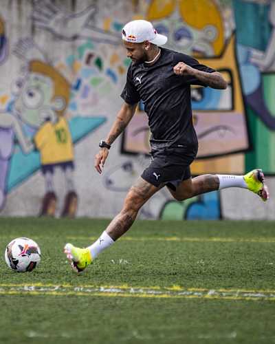 Neymar da Silva Santos Júnior training in Praia Grande, Brazil in May 2025 against a vibrant mural backdrop