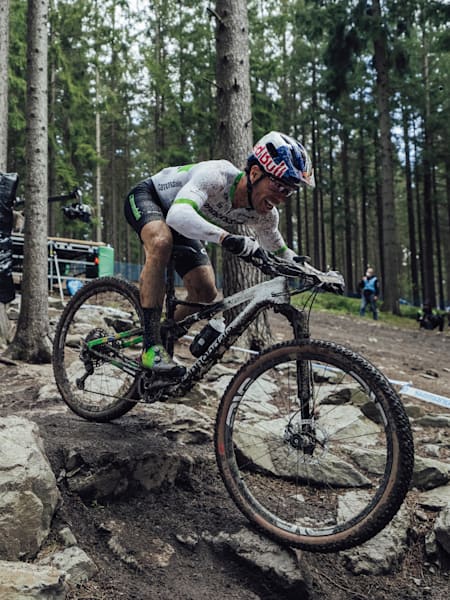 Henrique Avancini en acción en la carrera de la Copa del Mundo UCI XCO en Nove Mesto, República Checa, el 16 de mayo de 2021.