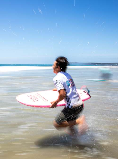 Kelana Humphrey se prépare à surfer lors du Red Bull King of the Mousse à San Clemente, le 17 août 2024.
