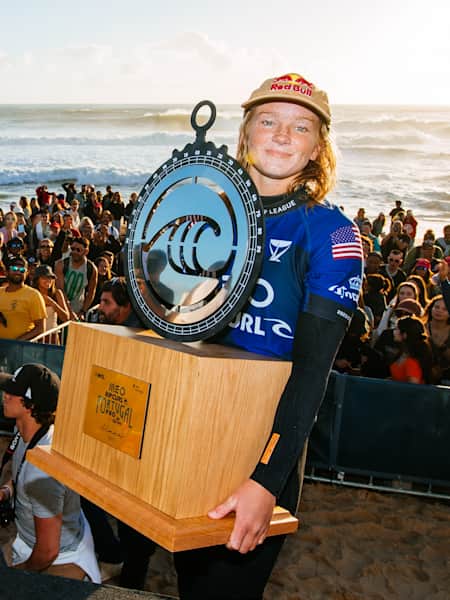 À 17 ans, la surfeuse américaine Caitlin Simmers a signé sa première victoire à Peniche, où elle a remporté le MEO Rip Curl Pro Portugal, troisième manche du Championship Tour 2023.