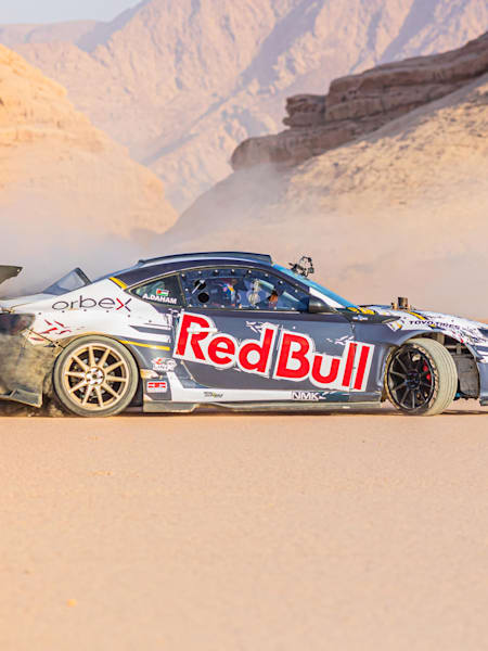 अहमद दाहम अपनी ड्रिफ्ट कार वाडी रम के पार चलाते हुए