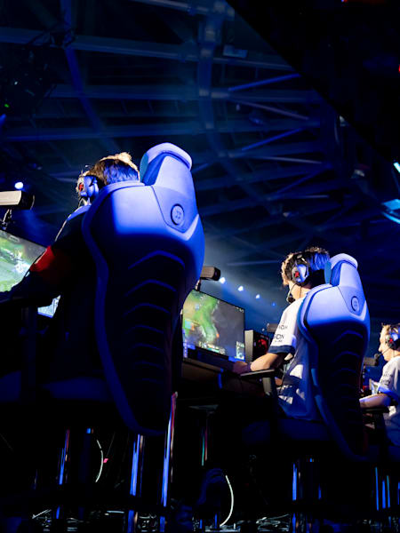 Les joueurs de G2 Esports jouent lors du tournoi Red Bull League of Its Own à Berlin, en Allemagne, le 9 décembre 2023.