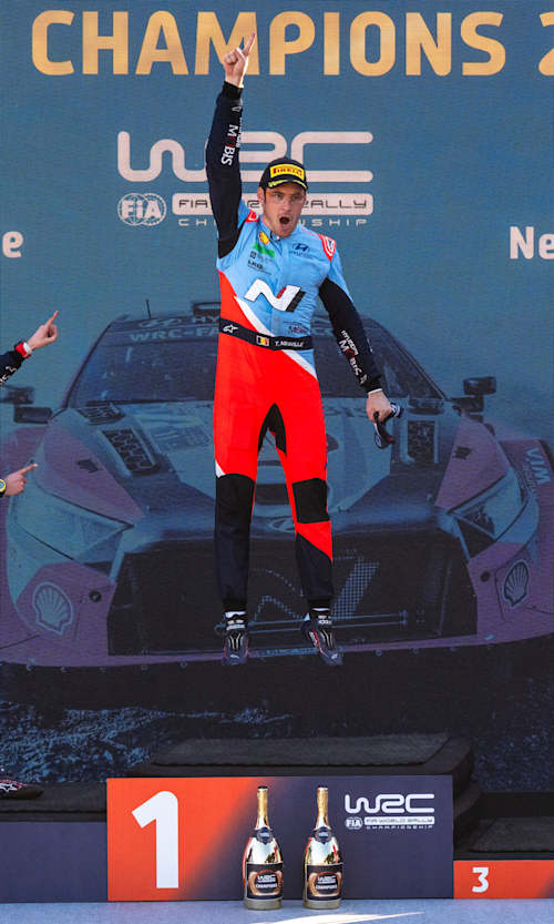 Thierry Neuville y Martijn Wydaeghe celebran en el podio su primer título del Campeonato del Mundo FIA de Rallies en Toyota City, Japón.