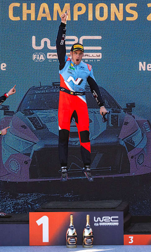 Thierry Neuville y Martijn Wydaeghe celebran en el podio su primer título del Campeonato del Mundo FIA de Rallies en Toyota City, Japón.