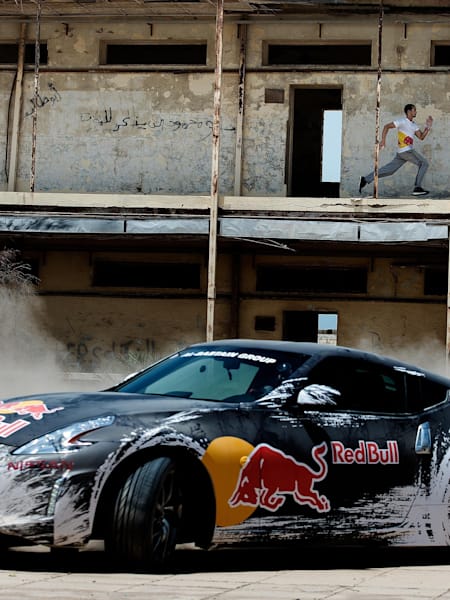 Drift racer Abdo Feghali racet tegen een freerunner
